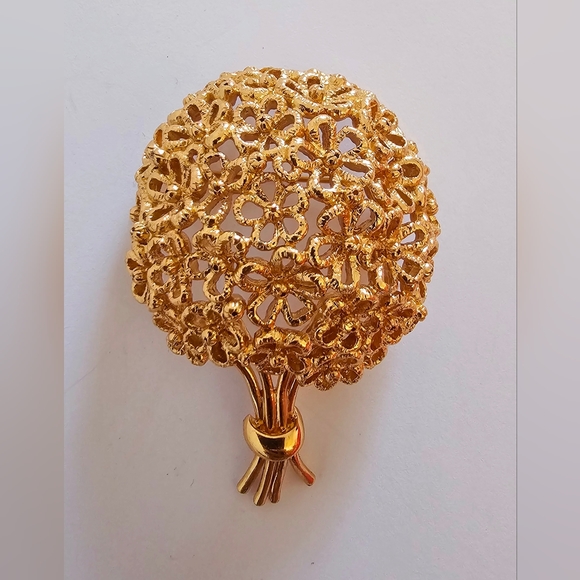Brilliant vintage Monet gold dome flower bouquet 💐 brooch luxury, high End - Picture 1 of 5